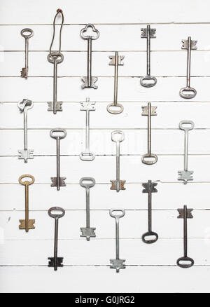 Einige Türschlüssel ausgerichtet auf alte hölzerne Oberfläche und Sicherheit-Konzept-Hintergrund Stockfoto