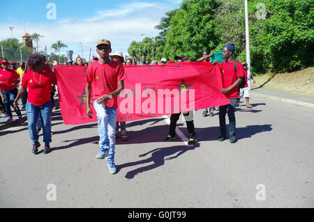 Durban, Südafrika. 1. Mai 2016. Dies sind einige der die 8.000 Menschen, die marschierten und tanzten zu den Currys-Brunnen-Stadion in Durban, durch die Führung des Landes größte Gewerkschaftsbund, der Congress of South African Trade Unions angegangen werden. Sie wurden auch von der Führung der Regierungspartei African National Congress und der South African Communist Party angesprochen. Bildnachweis: Giordano Stolley/Alamy Live-Nachrichten Stockfoto