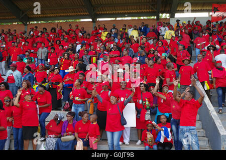 Durban, Südafrika. 1. Mai 2016. Dies sind einige der 8.000 Menschen, die letztlich die Currys-Brunnen-Stadion in Durban, gepackt von der Führung des Landes größte Gewerkschaftsbund, der Congress of South African Trade Unions angegangen werden. Sie wurden auch von der Führung der Regierungspartei African National Congress und der South African Communist Party angesprochen. Bildnachweis: Giordano Stolley/Alamy Live-Nachrichten Stockfoto