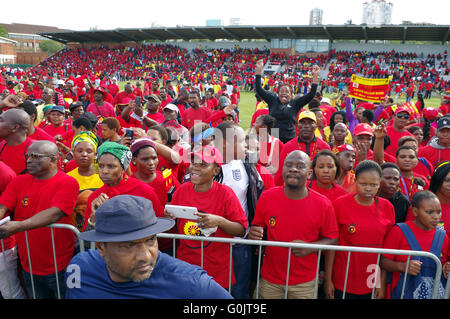 Durban, Südafrika. 1. Mai 2016. Dies sind einige der 8.000 Menschen, die letztlich die Currys-Brunnen-Stadion in Durban, gepackt von der Führung des Landes größte Gewerkschaftsbund, der Congress of South African Trade Unions angegangen werden. Sie wurden auch von der Führung der Regierungspartei African National Congress und der South African Communist Party angesprochen. Bildnachweis: Giordano Stolley/Alamy Live-Nachrichten Stockfoto