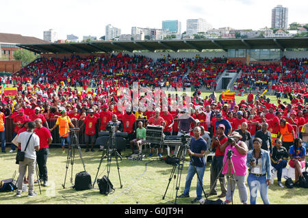 Durban, Südafrika. 1. Mai 2016. Dies sind einige der 8.000 Menschen, die letztlich die Currys-Brunnen-Stadion in Durban, gepackt von der Führung des Landes größte Gewerkschaftsbund, der Congress of South African Trade Unions angegangen werden. Sie wurden auch von der Führung der Regierungspartei African National Congress und der South African Communist Party angesprochen. Bildnachweis: Giordano Stolley/Alamy Live-Nachrichten Stockfoto