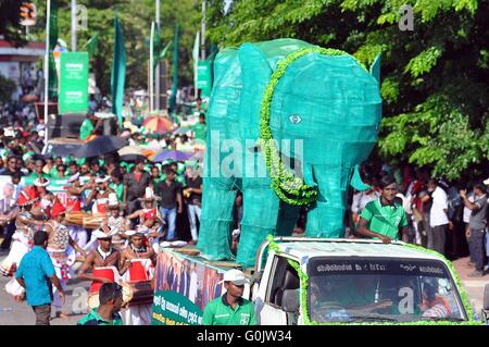 Colombo, Sri Lanka. 1. Mai 2016. Menschen besuchen eine Kundgebung anlässlich der International Labor Day in Colombo, die Hauptstadt Sri Lankas, 1. Mai 2016. Tausende von Menschen nahmen an massiven Kundgebungen in Sri Lankas Hauptstadt Colombo am Sonntag, dem internationalen Tag der Arbeit zu feiern. Die Kundgebungen von verschiedenen politischen Parteien organisiert am Mittag begann und endete in den späten Abend. Mehr als 6.000 Polizisten wurden eingesetzt, in der Hauptstadt und seinen Vororten zu Auseinandersetzungen unter den politischen Unterstützern zu verhindern. © Gayan Sameera/Xinhua/Alamy Live-Nachrichten Stockfoto