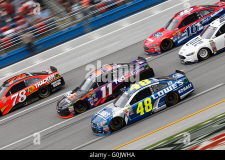 Talladega, AL, USA. 1. Mai 2016. Talladega, AL - 1. Mai 2016: Denny Hamlin (11) Schlachten für Position während die GEICO-500 auf dem Talladega Superspeedway in Talladega, AL. Credit: Csm/Alamy Live-Nachrichten Stockfoto