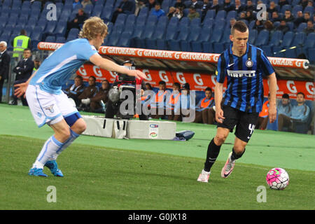 Stadion Olimpico, Rom, Italien. 1. Mai 2016. Serie A-Fußball-Liga. Derby Match SS Lazio gegen International Perisic bricht der Flügel für Inter Mailand © Action Plus Sport/Alamy Live News Stockfoto