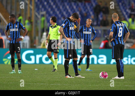 Stadion Olimpico, Rom, Italien. 1. Mai 2016. Serie A-Fußball-Liga. Derby Match SS Lazio gegen International Enttäuschung Inter Mailand Spieler bereit, neu zu starten © Action Plus Sport/Alamy Live News Stockfoto