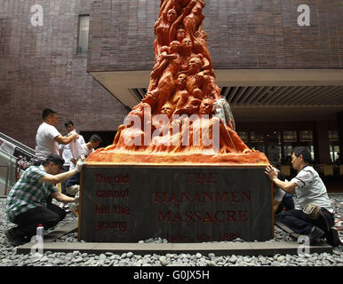 2. Mai 2016 - kommt jährliche Aufräumarbeiten der Säule der Schande des dänischen Bildhauers, die Jens Galschiot durch die Mitglieder der Hong Kong Alliance zur Unterstützung der patriotischen demokratischen Bewegungen von China auf dem Campus der Universität von Hong Kong als 27. Jahrestag von 6.4 Tian An Men Massaker erfolgt nächsten Monat. 2. Mai 2016. Zuma/Liau Chung Ren © Liau Chung Ren/ZUMA Draht/Alamy Live News Stockfoto