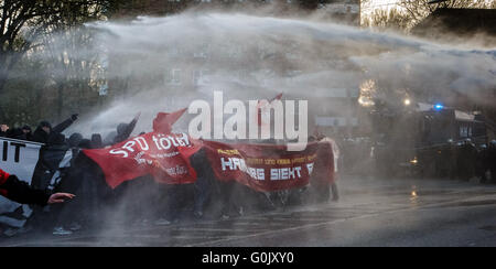 Hamburg, Deutschland. 1. Mai 2016. Bereitschaftspolizei nutzt Wasserwerfer gegen Demonstranten während der revolutionären Maikundgebung in Hamburg, Deutschland, 1. Mai 2016. Foto: MARKUS SCHOLZ/Dpa/Alamy Live News Stockfoto