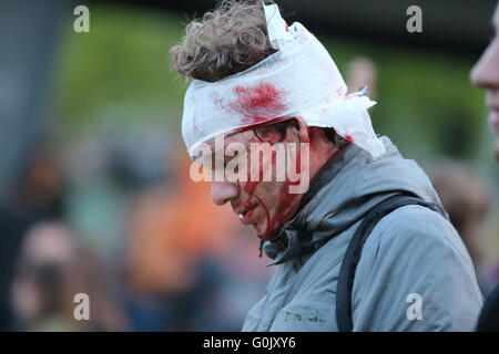 Berlin, Deutschland. 1. Mai 2016. Ein verletzten Mann mit einer blutigen Kopfverband während einer Kundgebung der linken Fraktionen in Kreuzberg Bezirk von Berlin, Deutschland, 1. Mai 2016. Foto: KAY NIETFELD/Dpa/Alamy Live News Stockfoto