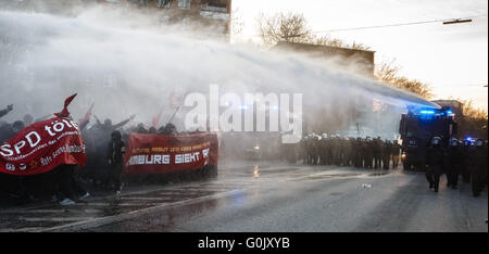 Hamburg, Deutschland. 1. Mai 2016. Bereitschaftspolizei nutzt Wasserwerfer gegen Demonstranten während der revolutionären Maikundgebung in Hamburg, Deutschland, 1. Mai 2016. Foto: MARKUS SCHOLZ/Dpa/Alamy Live News Stockfoto