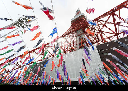 Tokio, Japan. 2. Mai 2016. 333 Koinobori (Karpfen-förmigen Windsäcke oder Streamer) auf dem Display außerhalb der Tokyo Tower, Kinder Tag am 2. Mai 2016, Tokio, Japan zu feiern. Kindertag, früher bekannt als '' Boys Day, '' findet jährlich am 5. Mai während der Golden Week Urlaub, gesundes Wachstum und Wohlergehen der Kinder zu feiern. Es ist gesagt worden, dass Karpfen sind wünschenswerte Eigenschaften für Jungen wurde gewählt wegen seiner starken und energetische Natur. Bildnachweis: Rodrigo Reyes Marin/AFLO/Alamy Live-Nachrichten Stockfoto