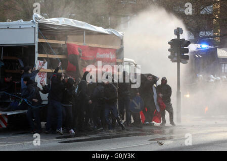 Hamburg, Deutschland. 1. Mai 2016. Bereitschaftspolizei nutzt Wasserwerfer gegen Demonstranten während der revolutionären Maikundgebung in Hamburg, Deutschland, 1. Mai 2016. Foto: BODO MARKS/Dpa/Alamy Live-Nachrichten Stockfoto