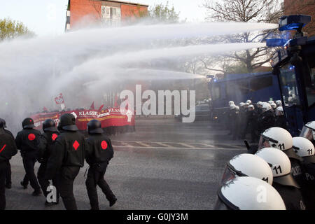 Hamburg, Deutschland. 1. Mai 2016. Bereitschaftspolizei nutzt Wasserwerfer gegen Demonstranten während der revolutionären Maikundgebung in Hamburg, Deutschland, 1. Mai 2016. Foto: BODO MARKS/Dpa/Alamy Live-Nachrichten Stockfoto