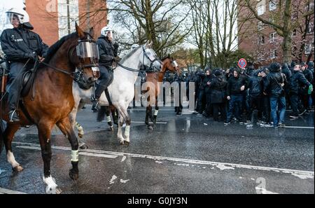 Hamburg, Deutschland. 1. Mai 2016. Eine berittene Polizei-Einheit wird verwendet, um die Demonstranten während der revolutionären Maikundgebung in Hamburg, Deutschland, 1. Mai 2016 zu zerstreuen. Foto: MARKUS SCHOLZ/Dpa/Alamy Live News Stockfoto