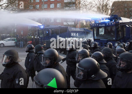 Hamburg, Deutschland. 1. Mai 2016. Bereitschaftspolizei nutzt Wasserwerfer gegen Demonstranten während der revolutionären Maikundgebung in Hamburg, Deutschland, 1. Mai 2016. Foto: BODO MARKS/Dpa/Alamy Live-Nachrichten Stockfoto