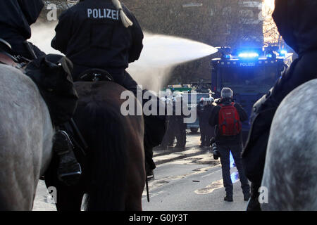 Hamburg, Deutschland. 1. Mai 2016. Eine berittene Polizei-Einheit und Wasserwerfer werden verwendet, um die Demonstranten während der revolutionären Maikundgebung in Hamburg, Deutschland, 1. Mai 2016 zu zerstreuen. Foto: BODO MARKS/Dpa/Alamy Live-Nachrichten Stockfoto