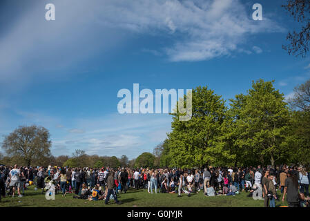 London, UK. 1. Mai 2016. Menschen, die unter Ausnutzung der das Frühlingswetter sammeln für eine spontane Party nach Referenten und ein sound-System auf Clapham häufig neben der Windmühle Pub eingerichtet sind. Bildnachweis: Guy Bell/Alamy Live-Nachrichten Stockfoto