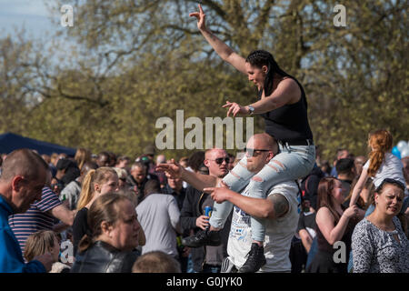 London, UK. 1. Mai 2016. Menschen, die unter Ausnutzung der das Frühlingswetter sammeln für eine spontane Party nach Referenten und ein sound-System auf Clapham häufig neben der Windmühle Pub eingerichtet sind. Bildnachweis: Guy Bell/Alamy Live-Nachrichten Stockfoto