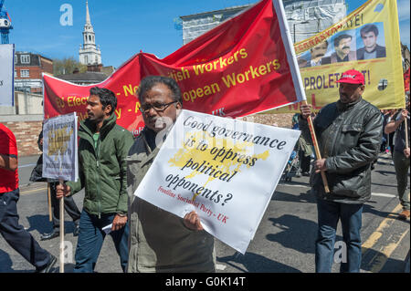 London, UK. 1. Mai 2016. Sozialisten feiern Tag der internationalen Arbeiter mit einem Marsch von Clekenwell Green zum Trafalgar Square. Frontline sozialistische Partei - UK. Peter Marshall/Alamy Live-Nachrichten Stockfoto