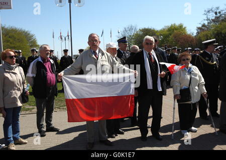 Gdynia, Polen 2. Mai 2016 Mann mit polnischen Nationalflagge gesehen. Polnische Marine Soldaten feiern FlagÕs Day in Gdynia auf Kosciuszko Platz.  Die Zeremonie ehrt polnischen Nationalflagge und nationalen Farben: weiß und rot. Bildnachweis: Michal Fludra/Alamy Live-Nachrichten Stockfoto