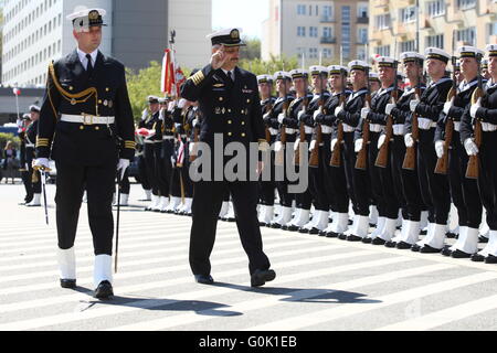 Gdynia, Polen 2. Mai 2016 polnische Marine Soldaten FlagÕs Tag in Gdynia auf Kosciuszko Platz feiern.  Die Zeremonie ehrt polnischen Nationalflagge und nationalen Farben: weiß und rot. Bildnachweis: Michal Fludra/Alamy Live-Nachrichten Stockfoto