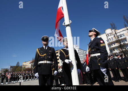 Gdynia, Polen 2. Mai 2016 polnische Marine Soldaten FlagÕs Tag in Gdynia auf Kosciuszko Platz feiern.  Die Zeremonie ehrt polnischen Nationalflagge und nationalen Farben: weiß und rot. Bildnachweis: Michal Fludra/Alamy Live-Nachrichten Stockfoto