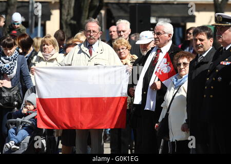 Gdynia, Polen 2. Mai 2016 Mann mit polnischen Nationalflagge gesehen. Polnische Marine Soldaten feiern FlagÕs Day in Gdynia auf Kosciuszko Platz.  Die Zeremonie ehrt polnischen Nationalflagge und nationalen Farben: weiß und rot. Bildnachweis: Michal Fludra/Alamy Live-Nachrichten Stockfoto