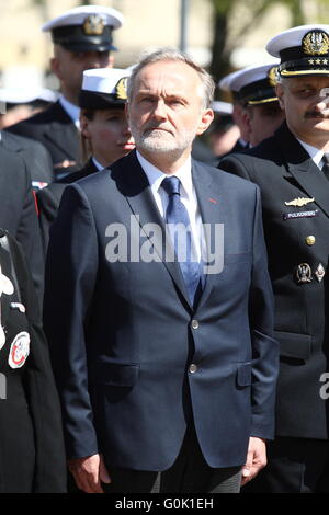 Gdynia, Polen 2. Mai 2016 Bürgermeister von Gdynia Wojciech Szczurek gesehen. Polnische Marine Soldaten feiern FlagÕs Day in Gdynia auf Kosciuszko Platz.  Die Zeremonie ehrt polnischen Nationalflagge und nationalen Farben: weiß und rot. Bildnachweis: Michal Fludra/Alamy Live-Nachrichten Stockfoto