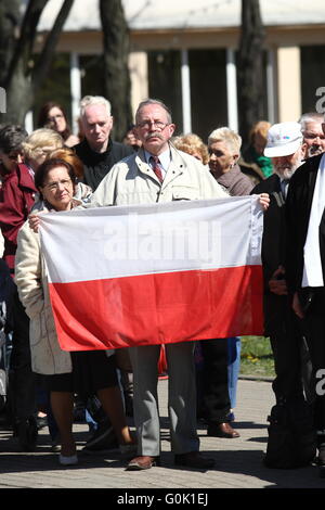 Gdynia, Polen 2. Mai 2016 Mann mit polnischen Nationalflagge gesehen. Polnische Marine Soldaten feiern FlagÕs Day in Gdynia auf Kosciuszko Platz.  Die Zeremonie ehrt polnischen Nationalflagge und nationalen Farben: weiß und rot. Bildnachweis: Michal Fludra/Alamy Live-Nachrichten Stockfoto