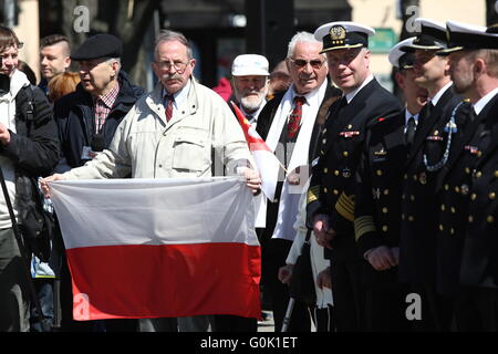 Gdynia, Polen 2. Mai 2016 Mann mit polnischen Nationalflagge gesehen. Polnische Marine Soldaten feiern FlagÕs Day in Gdynia auf Kosciuszko Platz.  Die Zeremonie ehrt polnischen Nationalflagge und nationalen Farben: weiß und rot. Bildnachweis: Michal Fludra/Alamy Live-Nachrichten Stockfoto