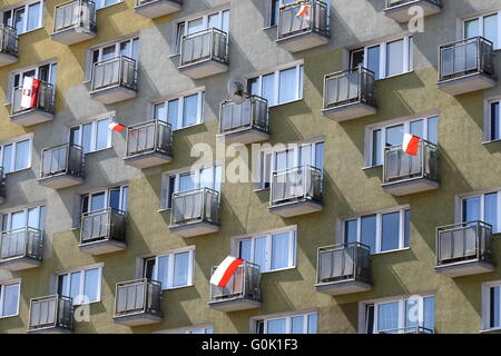 Gdynia, Polen 2. Mai 2016 polnische Fahnen schmücken Gebäude um FlagÕs Day zu feiern. Flag Day ehrt polnischen Nationalflagge und nationalen Farben: weiß und rot. Bildnachweis: Michal Fludra/Alamy Live-Nachrichten Stockfoto