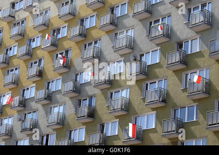 Gdynia, Polen 2. Mai 2016 polnische Fahnen schmücken Gebäude um FlagÕs Day zu feiern. Flag Day ehrt polnischen Nationalflagge und nationalen Farben: weiß und rot. Bildnachweis: Michal Fludra/Alamy Live-Nachrichten Stockfoto