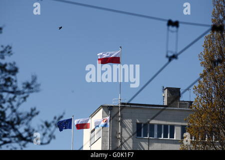 Gdynia, Polen 2. Mai 2016 polnische Fahnen schmücken Gebäude um FlagÕs Day zu feiern. Flag Day ehrt polnischen Nationalflagge und nationalen Farben: weiß und rot. Bildnachweis: Michal Fludra/Alamy Live-Nachrichten Stockfoto