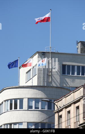 Gdynia, Polen 2. Mai 2016 polnische Fahnen schmücken Gebäude um FlagÕs Day zu feiern. Flag Day ehrt polnischen Nationalflagge und nationalen Farben: weiß und rot. Bildnachweis: Michal Fludra/Alamy Live-Nachrichten Stockfoto