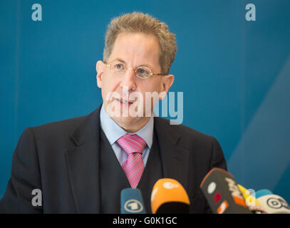 Berlin, Deutschland. 2. Mai 2016. Hans-Georg Maasen (l), Präsident des Bundesamtes für Verfassungsschutz, während einer Pressekonferenz anlässlich des Symposiums "Der islamische Staat - A Global Threat" in Berlin, Deutschland, 2. Mai 2016. Foto: SOEREN STACHE/Dpa/Alamy Live News Stockfoto