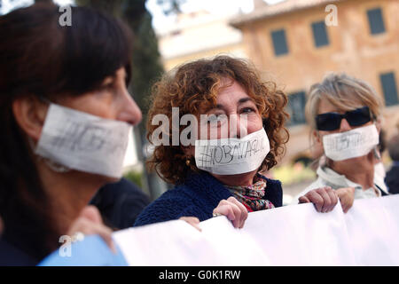 Rom, Italien. 2. Mai 2016. Journalisten geknebelt Rom 2. Mai 2016. Marathon von Sit-ins vor den iranischen, ägyptischen und türkischen Botschaften für die Pressefreiheit und Menschenrechte. Foto-Samantha Zucchi / Insidefoto/Alamy Live News Stockfoto