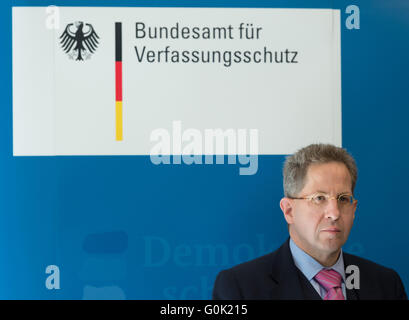 Berlin, Deutschland. 2. Mai 2016. Hans-Georg Maasen, Präsident des Bundesamtes für Verfassungsschutz, spricht während einer Pressekonferenz anlässlich des Symposiums "Der islamische Staat - A Global Threat" in Berlin, Deutschland, 2. Mai 2016. Foto: SOEREN STACHE/Dpa/Alamy Live News Stockfoto