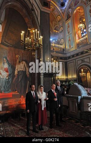 Moskau, Russland. 1. Mai 2016. Der russische Präsident Vladimir Putin besucht der orthodoxe Ostergottesdienst in der Christ-Erlöser-Kathedrale 1. Mai 2016 in Moskau, Russland. Stehen mit Putin (L-R): der russische Premierminister Dmitry Medvedev und Frau Svetlana und Moskauer Bürgermeister Sergei Sobyanin. Bildnachweis: Planetpix/Alamy Live-Nachrichten Stockfoto