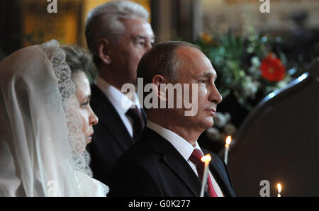 Moskau, Russland. 1. Mai 2016. Der russische Präsident Vladimir Putin besucht der orthodoxe Ostergottesdienst in der Christ-Erlöser-Kathedrale 1. Mai 2016 in Moskau, Russland. Bildnachweis: Planetpix/Alamy Live-Nachrichten Stockfoto