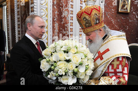 Moskau, Russland. 1. Mai 2016. Russischen Präsidenten Vladimir Putin präsentiert einem Blumenstrauß, der orthodoxe Patriarch Kirill vor Beginn der orthodoxe Ostergottesdienst in der Kathedrale von Christus den Erlöser 1. Mai 2016 in Moskau, Russland. Bildnachweis: Planetpix/Alamy Live-Nachrichten Stockfoto