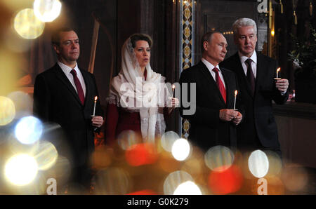 Moskau, Russland. 1. Mai 2016. Der russische Präsident Vladimir Putin besucht der orthodoxe Ostergottesdienst in der Christ-Erlöser-Kathedrale 1. Mai 2016 in Moskau, Russland. Stehen mit Putin (L-R): der russische Premierminister Dmitry Medvedev und Frau Svetlana und Moskauer Bürgermeister Sergei Sobyanin. Bildnachweis: Planetpix/Alamy Live-Nachrichten Stockfoto