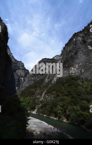 Shangri-La, China. 2. Mai 2016. Touristen besuchen den Grand Canyon des Shangri-La in der südwestlichen chinesischen Provinz Yunnan, 2. Mai 2016. Der Grand Canyon von Shangri-La, bekannt für seine einzigartige Aussicht durch Orogene Bewegung verursacht ist ein berühmter malerischer Ort in China. Bildnachweis: Xinhua/Alamy Live-Nachrichten Stockfoto