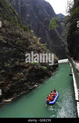 Shangri-La, China.  2. Mai 2016. Touristen erleben Sie rafting im Grand Canyon des Shangri-La in der südwestlichen chinesischen Provinz Yunnan, 2. Mai 2016. Der Grand Canyon von Shangri-La, bekannt für seine einzigartige Aussicht durch Orogene Bewegung verursacht ist ein berühmter malerischer Ort in China. Bildnachweis: Xinhua/Alamy Live-Nachrichten Stockfoto