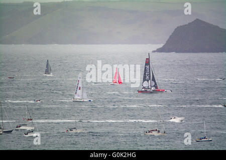 Rame Head, nr Plymouth, UK. 2. Mai 2016. Großbritannien Wetter. Ein weiterer bewölkten Tag für das Ende der Feiertage und zum Start der Transat Bakerly transatlantischen Regatta.  24 wettbewerbsfähige Einträge aus der ganzen Welt, begann das Solo transatlantische Rennen von Plymouth nach New York.  Die ursprüngliche Rasse 1960 gewann Francis Chichester in der Schwammspinner in 40 Tagen. Im Jahr 2008 nahm es der Gewinner nur 12 Tage. Bildnachweis: Simon Maycock/Alamy Live-Nachrichten Stockfoto