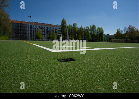 Berlin, Deutschland. 2. Mai 2016. Blick auf den Kunstrasenplatz am Friedrich-Ludwig-Jahn-Sportpark in Berlin, Deutschland, 2. Mai 2016. Foto: PAUL ZINKEN/Dpa/Alamy Live News Stockfoto