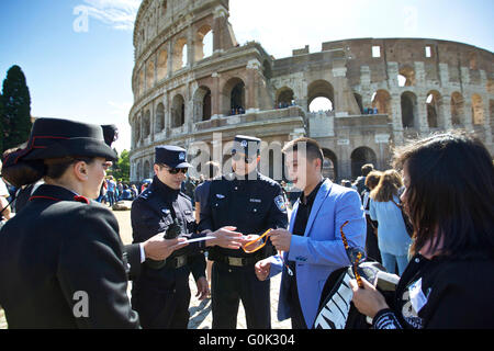 Rom, Italien. 2. Mai 2016. Chinesische Polizei Shu Jian (3. R) und Sa Yiming (4. R), zusammen mit zwei italienischen Polizei, prüfen Sie die Dokumente von einer chinesischen Reisegruppe vor dem Kolosseum in Rom, Italien, 2. Mai 2016. Sino-Italian polizeilichen Zusammenarbeit ist Montag in Rom ins Leben gerufen. In den folgenden zwei Wochen werden vier chinesische Polizisten Paticipate in der Patrouille in Chinatown Bereichen von Rom und Mailand. Bildnachweis: Jin Yu/Xinhua/Alamy Live-Nachrichten Stockfoto