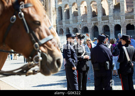 Rom, Italien. 2. Mai 2016. Chinesische Polizei Shu Jian (1. L) spricht mit der italienischen Polizei Details arbeiten außerhalb des Kolosseums in Rom, Italien, 2. Mai 2016. Sino-Italian polizeilichen Zusammenarbeit ist Montag in Rom ins Leben gerufen. In den folgenden zwei Wochen werden vier chinesische Polizisten Paticipate in der Patrouille in Chinatown Bereichen von Rom und Mailand. Bildnachweis: Jin Yu/Xinhua/Alamy Live-Nachrichten Stockfoto