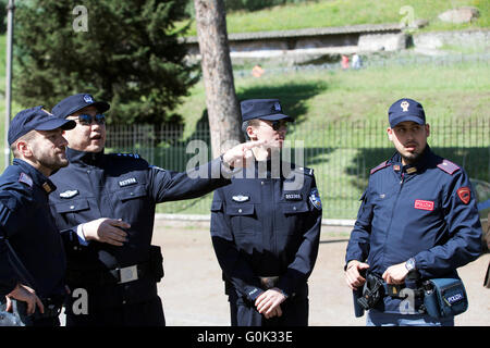 Rom, Italien. 2. Mai 2016. Chinesische Polizei Pang Bo (2. L) spricht mit der italienischen Polizei Details arbeiten außerhalb des Kolosseums in Rom, Italien, 2. Mai 2016. Sino-Italian polizeilichen Zusammenarbeit ist Montag in Rom ins Leben gerufen. In den folgenden zwei Wochen werden vier chinesische Polizisten Paticipate in der Patrouille in Chinatown Bereichen von Rom und Mailand. Bildnachweis: Jin Yu/Xinhua/Alamy Live-Nachrichten Stockfoto