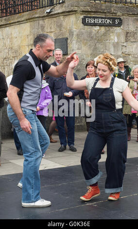 Lindy Hop tanzt auf der Straße beim Fish Fest, Fisherton Street, Salisbury, Wiltshire, Großbritannien, Mai 2016. Stockfoto