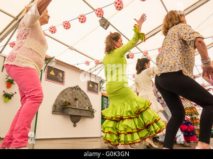 Flamenco Tanzstunde bei Feria de Abril. Spanien Stockfoto