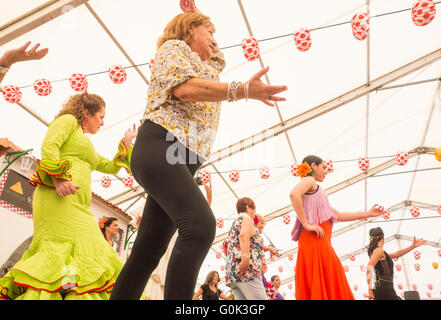 Flamenco Tanzstunde bei Feria de Abril. Spanien Stockfoto